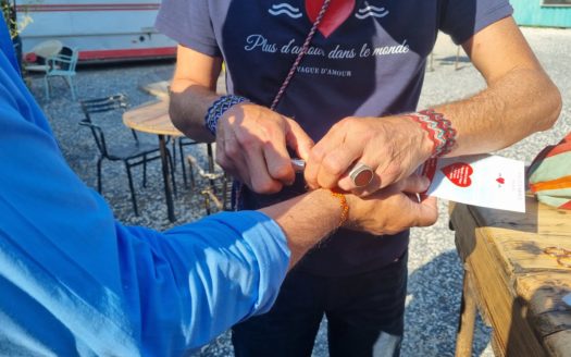 Remise d'un bracelet une Vague d'amour pour les 15 ans